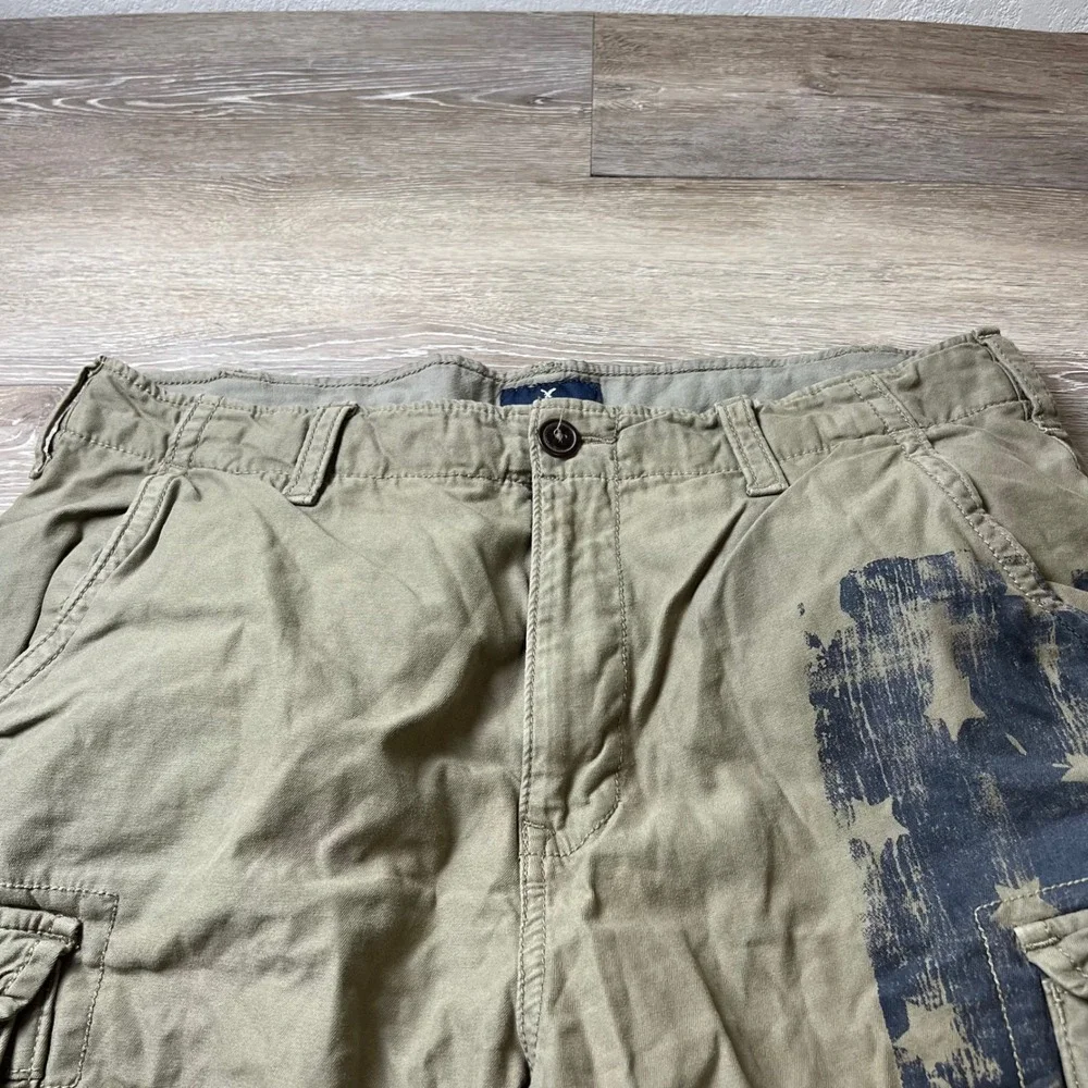American Eagle Cargo Shorts Mens 38 Green Flag Graphic Distressed Cotton Utility